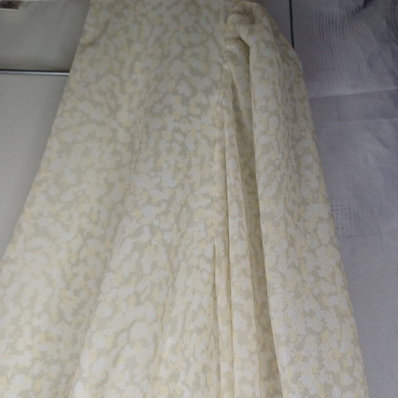 Aritiza Wilfred Wistful Blouse Smocked V-neck Contemporary blouse - Picture 6 of 16